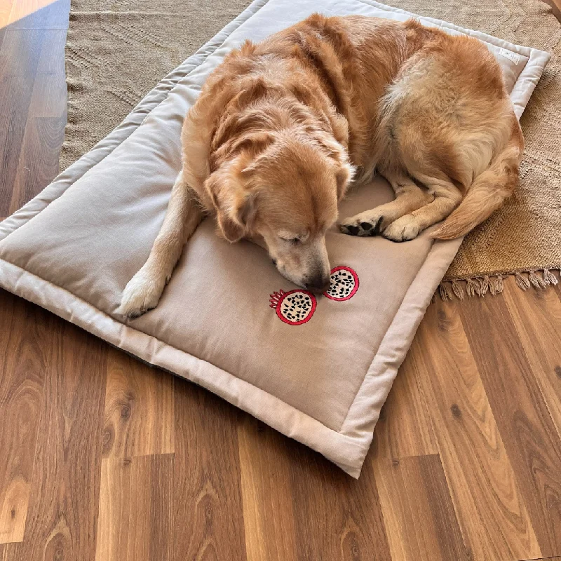 - Pet stroller can be taken on the planePoochMate Linen Pomegranates Dog Mat