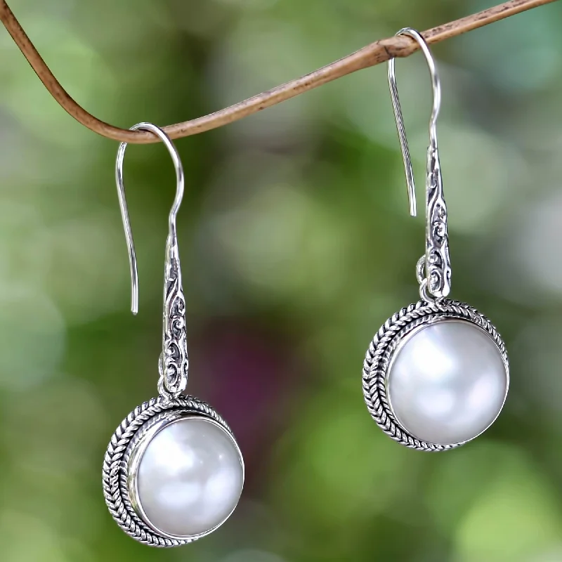  -Anti-slip claw protection raincoat FOR dogsWhite Camellia Cultured Mabe Pearl Dangle Earrings from Bali